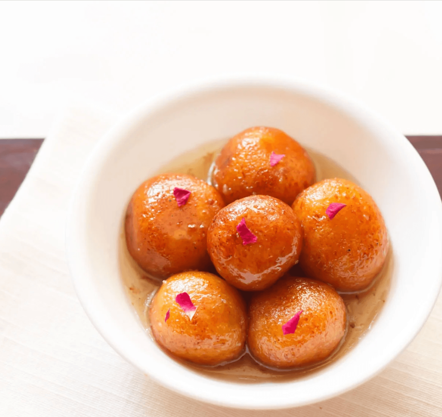 グラブジャムン（インドの揚げ菓子・ローズシロップ漬け）