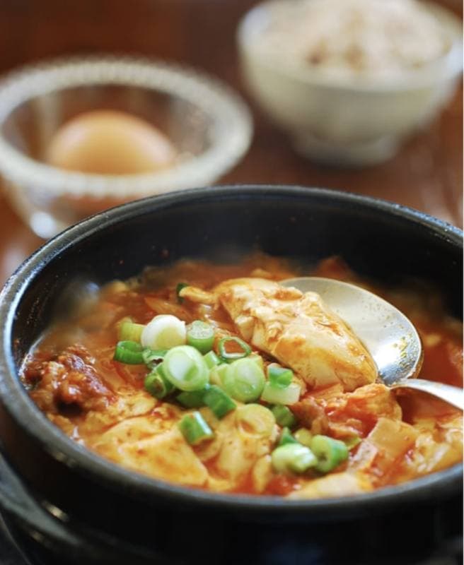スンドゥブチゲ（キムチ入り豆腐チゲ）