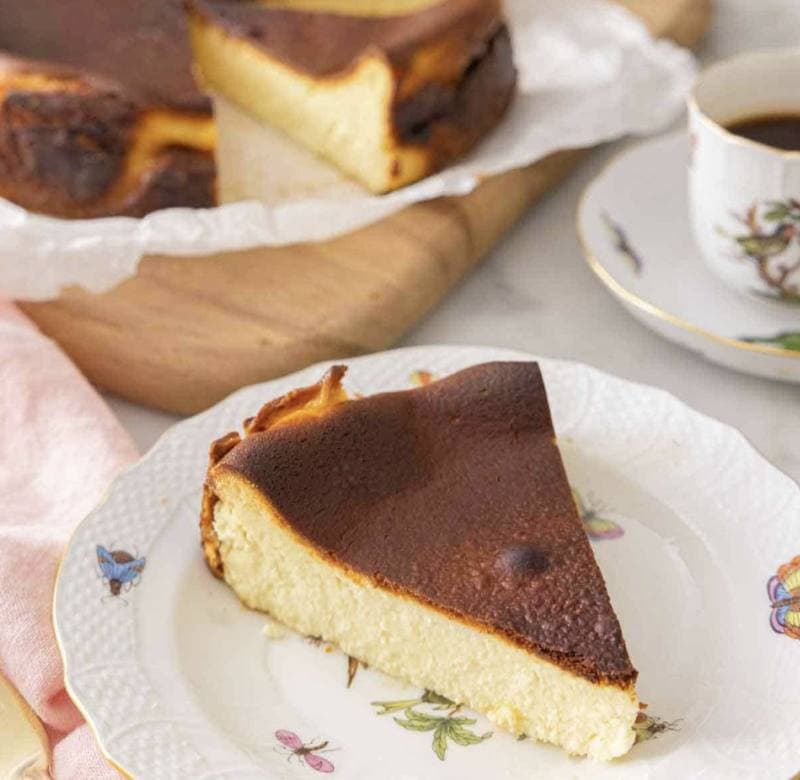 バスクチーズケーキ(焦がしてこそ美味しいスペイン発の逆転発想ケーキ)