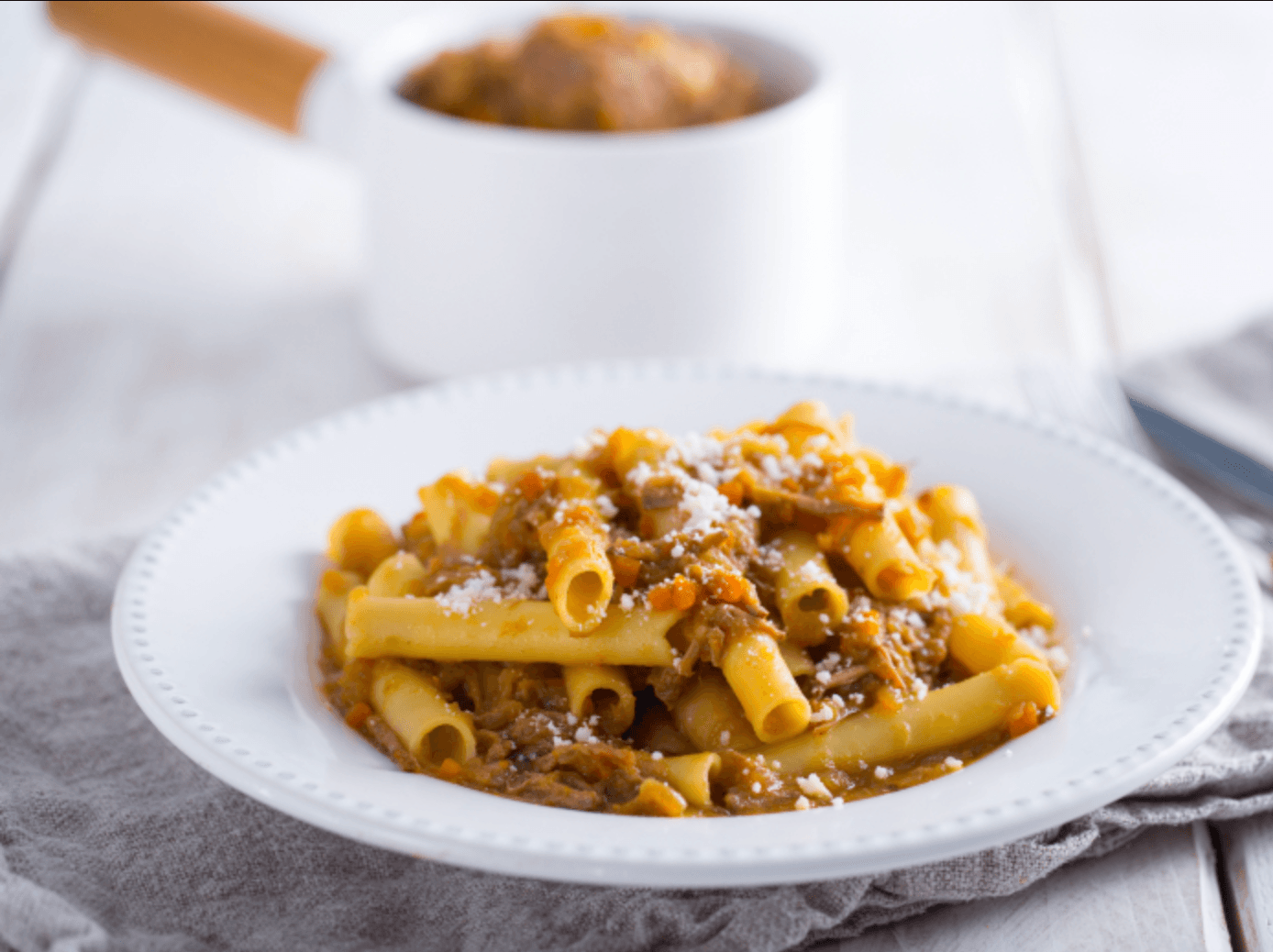 パスタ・アッラ・ジェノヴェーゼ(ナポリ風玉ねぎと牛肉の煮込みパスタ)
