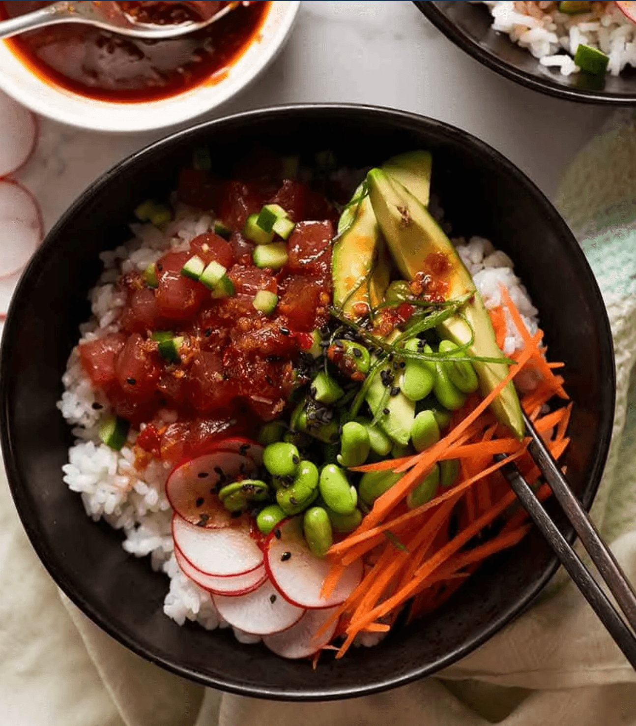 ポケボウル(ハワイ風マグロのごま醤油丼)