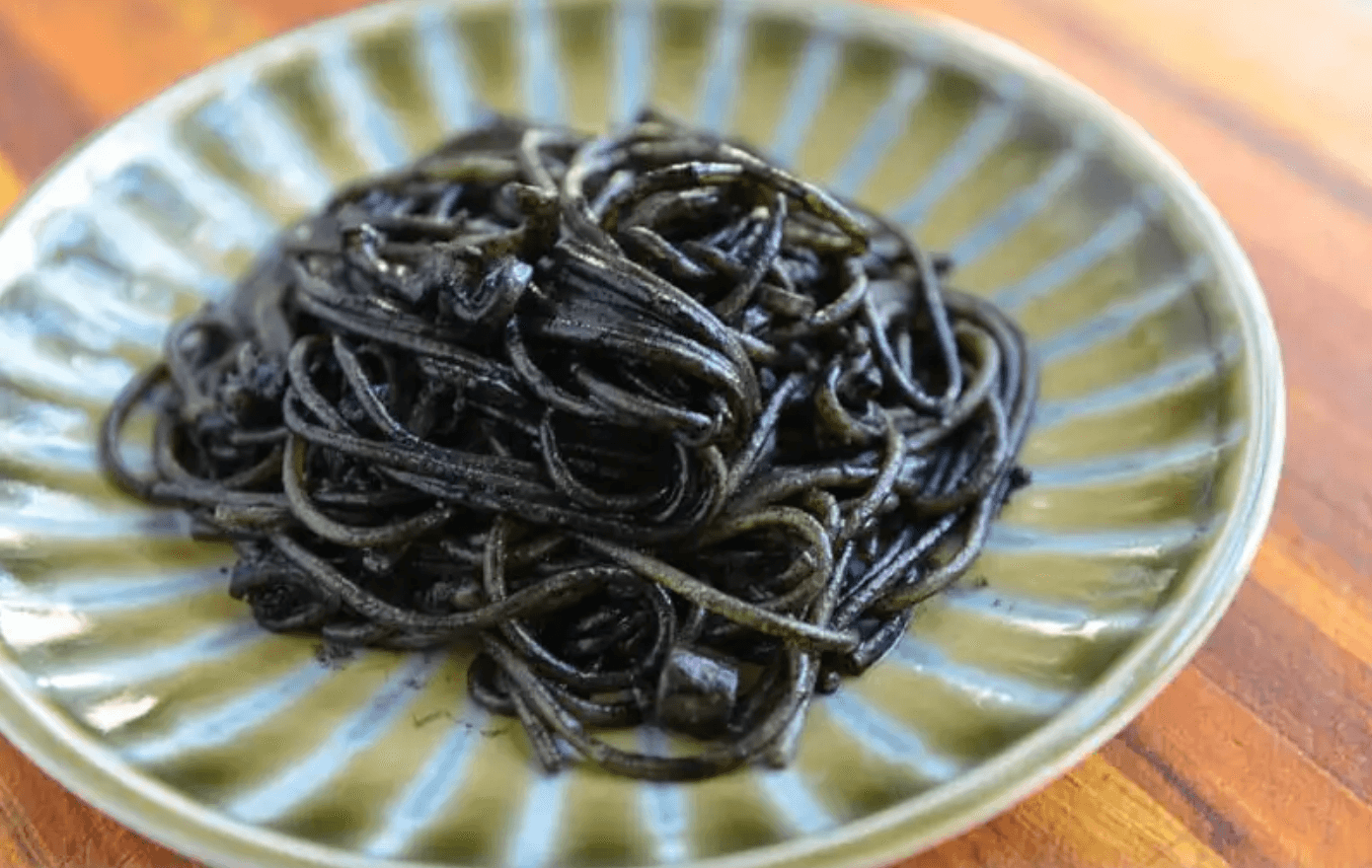 スパゲッティ・アル・ネーロ・ディ・セッピア(イカ墨パスタ)